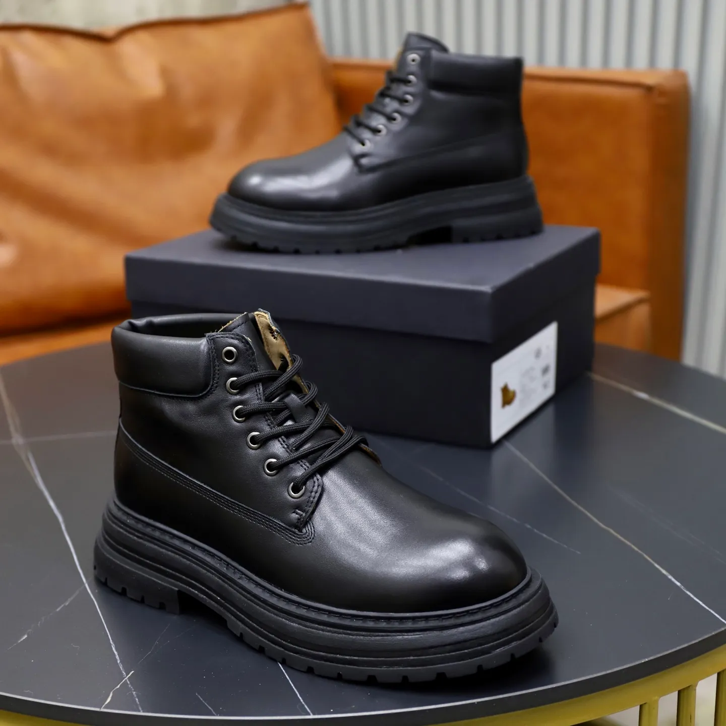 Ex-factory price: 680💰Thick wool imported from Australia Brand: UGG genuine purchasing agent Size: 38-44 (customized in 45) Grade: Official website 1:1 Material: First-layer genuine leather waterproof and antifreeze upper Real wool lining Original non-slip Soft wear-resistant outsole Style category: Men's casual shoes Trendy style Comfortable on the feet Color: Official website color synchronization